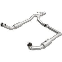 Load image into Gallery viewer, MagnaFlow Exhaust Products 5551294 California CARB Direct-Fit Catalytic Converter for Select Ford E-150, Ford E-250, Ford E-350 Super Duty