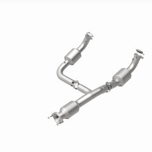Load image into Gallery viewer, MagnaFlow Exhaust Products 280505 OEM Grade Direct-Fit Catalytic Converter for Select Chevrolet Express 3500, Chevrolet Express 4500, GMC Savana 3500, GMC Savana