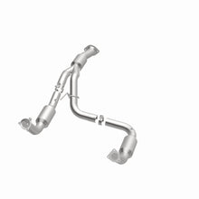 Load image into Gallery viewer, MagnaFlow Exhaust Products 5582113 California CARB Direct-Fit Catalytic Converter for Select Chevrolet Express 2500, Chevrolet Express 3500, GMC Savana 2500, GMC Savana