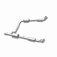 Load image into Gallery viewer, MagnaFlow Exhaust Products 5582439 California CARB Direct-Fit Catalytic Converter for Select Ford E-150, Ford E-250, Ford E-350 Super Duty