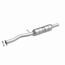 Load image into Gallery viewer, MagnaFlow Exhaust Products 55323 HM Grade Direct-Fit Catalytic Converter for Select Ford Excursion, Ford F-250 Super Duty, Ford F-350 Super Duty, Ford F-450 Super Duty, Ford F-550 Super Duty