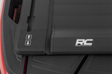 Load image into Gallery viewer, Rough Country 51120580 Retractable Bed Cover for Select Chevrolet Silverado 1500, Chevrolet Silverado LTD, GMC Sierra 1500, GMC Sierra Limited