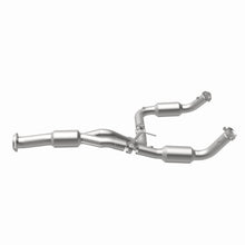 Load image into Gallery viewer, MagnaFlow Exhaust Products 5582113 California CARB Direct-Fit Catalytic Converter for Select Chevrolet Express 2500, Chevrolet Express 3500, GMC Savana 2500, GMC Savana