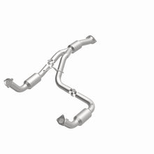 Load image into Gallery viewer, MagnaFlow Exhaust Products 5582113 California CARB Direct-Fit Catalytic Converter for Select Chevrolet Express 2500, Chevrolet Express 3500, GMC Savana 2500, GMC Savana
