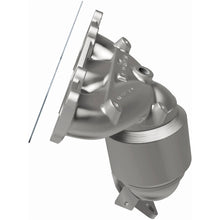 Load image into Gallery viewer, MagnaFlow Exhaust Products 5531787 California CARB Manifold Catalytic Converter for Select Hyundai Santa Fe