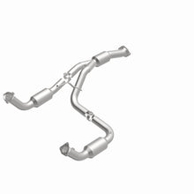 Load image into Gallery viewer, MagnaFlow Exhaust Products 5582113 California CARB Direct-Fit Catalytic Converter for Select Chevrolet Express 2500, Chevrolet Express 3500, GMC Savana 2500, GMC Savana