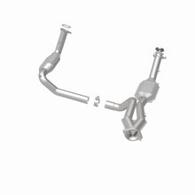 Load image into Gallery viewer, MagnaFlow Exhaust Products 51097 OEM Grade Direct-Fit Catalytic Converter for Select Cadillac Escalade, Chevrolet Avalanche 1500, Chevrolet Silverado 1500, Chevrolet Silverado Classic, Chevrolet Silverado 2500, Chevrolet Suburban 1500, Chevrolet Tahoe,