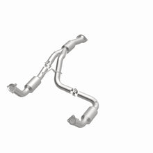Load image into Gallery viewer, MagnaFlow Exhaust Products 5582113 California CARB Direct-Fit Catalytic Converter for Select Chevrolet Express 2500, Chevrolet Express 3500, GMC Savana 2500, GMC Savana