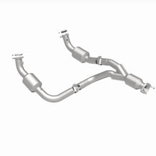 Load image into Gallery viewer, MagnaFlow Exhaust Products 280505 OEM Grade Direct-Fit Catalytic Converter for Select Chevrolet Express 3500, Chevrolet Express 4500, GMC Savana 3500, GMC Savana