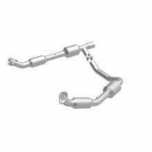 Load image into Gallery viewer, MagnaFlow Exhaust Products 5481439 California CARB Direct-Fit Catalytic Converter for Select Ford E-250, Ford E-350 Club Wagon, Ford E-350 Super Duty