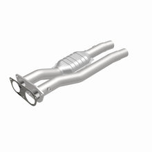 Load image into Gallery viewer, MagnaFlow Exhaust Products 4451471 California CARB Direct-Fit Catalytic Converter for Select Chevrolet C2500, Chevrolet C2500 Suburban, Chevrolet C3500, Chevrolet K2500, Chevrolet K2500 Suburban, Chevrolet K3500, GMC C2500, GMC C2500 Suburban, GMC C3500,