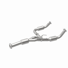 Load image into Gallery viewer, MagnaFlow Exhaust Products 5582113 California CARB Direct-Fit Catalytic Converter for Select Chevrolet Express 2500, Chevrolet Express 3500, GMC Savana 2500, GMC Savana