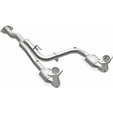 Load image into Gallery viewer, MagnaFlow Exhaust Products 23957 HM Grade Direct-Fit Catalytic Converter for Select Jeep Liberty
