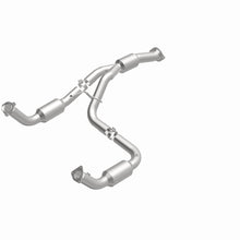 Load image into Gallery viewer, MagnaFlow Exhaust Products 5582812 California CARB Direct-Fit Catalytic Converter for Select Chevrolet Silverado HD, Chevrolet Silverado HD, GMC Sierra HD, GMC Sierra HD