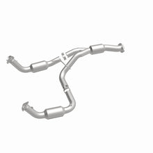 Load image into Gallery viewer, MagnaFlow Exhaust Products 5582113 California CARB Direct-Fit Catalytic Converter for Select Chevrolet Express 2500, Chevrolet Express 3500, GMC Savana 2500, GMC Savana
