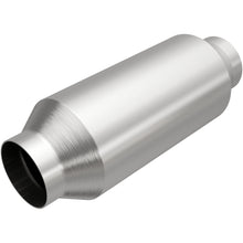Load image into Gallery viewer, MagnaFlow Exhaust Products 5582406 California CARB Universal Catalytic Converter for Select Chevrolet Avalanche, Chevrolet Captiva Sport, Chevrolet Colorado, Chevrolet Equinox, Chevrolet Express 2500, Chevrolet Express 3500, Chevrolet Silverado 1500,