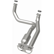 Load image into Gallery viewer, MagnaFlow Exhaust Products 95470 HM Grade Direct-Fit Catalytic Converter for Select Chevrolet C2500, Chevrolet C2500 Suburban, Chevrolet C3500, Chevrolet K2500, Chevrolet K2500 Suburban, Chevrolet K3500, GMC C2500, GMC C2500 Suburban, GMC C3500, GMC