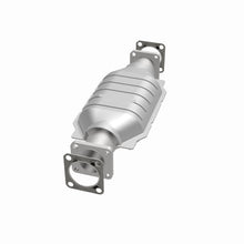 Load image into Gallery viewer, MagnaFlow Exhaust Products 3391652 California CARB Direct-Fit Catalytic Converter for Select Chevrolet LUV, Isuzu Amigo, Isuzu Pickup, Isuzu Rodeo, Isuzu Trooper
