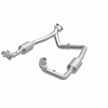 Load image into Gallery viewer, MagnaFlow Exhaust Products 4583378 California CARB Direct-Fit Catalytic Converter for Select Ford E-150, Ford E-150 Club Wagon, Ford E-250, Ford E-350 Club Wagon, Ford E-350 Super Duty