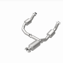 Load image into Gallery viewer, MagnaFlow Exhaust Products 280429 OEM Grade Direct-Fit Catalytic Converter for Select Chevrolet Express 2500, Chevrolet Express 3500, Chevrolet Express 4500, GMC Savana 2500, GMC Savana 3500, GMC Savana