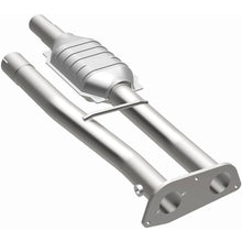 Load image into Gallery viewer, MagnaFlow Exhaust Products 23179 HM Grade Direct-Fit Catalytic Converter for Select Chevrolet C2500, Chevrolet C2500 Suburban, Chevrolet C3500, Chevrolet K2500, Chevrolet K3500, GMC C2500, GMC C2500 Suburban, GMC K2500, GMC K3500