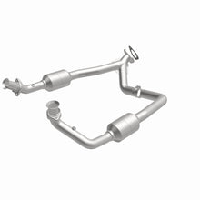 Load image into Gallery viewer, MagnaFlow Exhaust Products 4583378 California CARB Direct-Fit Catalytic Converter for Select Ford E-150, Ford E-150 Club Wagon, Ford E-250, Ford E-350 Club Wagon, Ford E-350 Super Duty