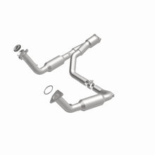 Load image into Gallery viewer, MagnaFlow Exhaust Products 5451650 California CARB Direct-Fit Catalytic Converter for Select Buick Rainier, Chevrolet Trailblazer, GMC Envoy