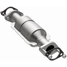Load image into Gallery viewer, MagnaFlow Exhaust Products 5571469 California CARB Direct-Fit Catalytic Converter for Select Chevrolet Aveo, Chevrolet Aveo5, Pontiac G3
