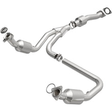 Load image into Gallery viewer, MagnaFlow Exhaust Products 5582134 California CARB Direct-Fit Catalytic Converter for Select Chevrolet Express 1500, Chevrolet Express 2500, Chevrolet Express 3500, GMC Savana 1500, GMC Savana 2500, GMC Savana