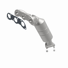Load image into Gallery viewer, MagnaFlow Exhaust Products 452912 California CARB Manifold Catalytic Converter for Select Suzuki Verona