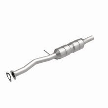 Load image into Gallery viewer, MagnaFlow Exhaust Products 55323 HM Grade Direct-Fit Catalytic Converter for Select Ford Excursion, Ford F-250 Super Duty, Ford F-350 Super Duty, Ford F-450 Super Duty, Ford F-550 Super Duty