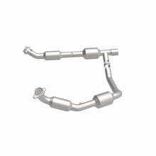 Load image into Gallery viewer, MagnaFlow Exhaust Products 5582439 California CARB Direct-Fit Catalytic Converter for Select Ford E-150, Ford E-250, Ford E-350 Super Duty