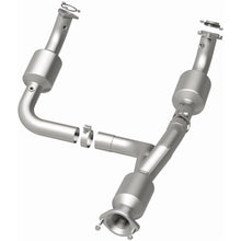 Load image into Gallery viewer, MagnaFlow Exhaust Products 280505 OEM Grade Direct-Fit Catalytic Converter for Select Chevrolet Express 3500, Chevrolet Express 4500, GMC Savana 3500, GMC Savana