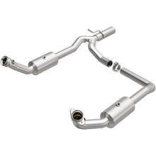 Load image into Gallery viewer, MagnaFlow Exhaust Products 5551599 California CARB Direct-Fit Catalytic Converter for Select Ford E-350 Super Duty
