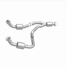 Load image into Gallery viewer, MagnaFlow Exhaust Products 280505 OEM Grade Direct-Fit Catalytic Converter for Select Chevrolet Express 3500, Chevrolet Express 4500, GMC Savana 3500, GMC Savana