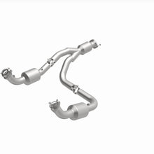 Load image into Gallery viewer, MagnaFlow Exhaust Products 280505 OEM Grade Direct-Fit Catalytic Converter for Select Chevrolet Express 3500, Chevrolet Express 4500, GMC Savana 3500, GMC Savana