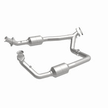 Load image into Gallery viewer, MagnaFlow Exhaust Products 4583378 California CARB Direct-Fit Catalytic Converter for Select Ford E-150, Ford E-150 Club Wagon, Ford E-250, Ford E-350 Club Wagon, Ford E-350 Super Duty