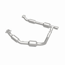 Load image into Gallery viewer, MagnaFlow Exhaust Products 5582439 California CARB Direct-Fit Catalytic Converter for Select Ford E-150, Ford E-250, Ford E-350 Super Duty