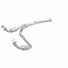 Load image into Gallery viewer, MagnaFlow Exhaust Products 4551211 California CARB Direct-Fit Catalytic Converter for Select Chevrolet Express 1500, Chevrolet Express 2500, GMC Savana 1500, GMC Savana