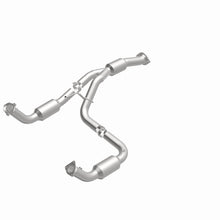 Load image into Gallery viewer, MagnaFlow Exhaust Products 5582113 California CARB Direct-Fit Catalytic Converter for Select Chevrolet Express 2500, Chevrolet Express 3500, GMC Savana 2500, GMC Savana