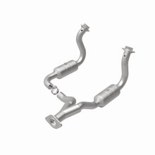 Load image into Gallery viewer, MagnaFlow Exhaust Products 5551760 California CARB Direct-Fit Catalytic Converter for Select Ford F-250 Super Duty, Ford F-350 Super Duty