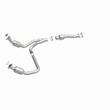 Load image into Gallery viewer, MagnaFlow Exhaust Products 5582134 California CARB Direct-Fit Catalytic Converter for Select Chevrolet Express 1500, Chevrolet Express 2500, Chevrolet Express 3500, GMC Savana 1500, GMC Savana 2500, GMC Savana
