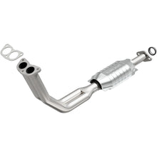 Load image into Gallery viewer, MagnaFlow Exhaust Products 22618 Standard Grade Direct-Fit Catalytic Converter for Select Geo Tracker, Suzuki Sidekick